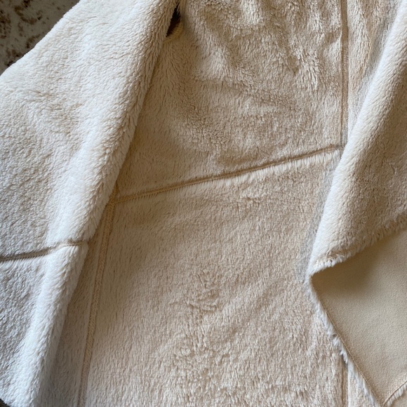 GUESS Faux Fur/Suede Reversible Vest ❄️ - Picture 3 of 4